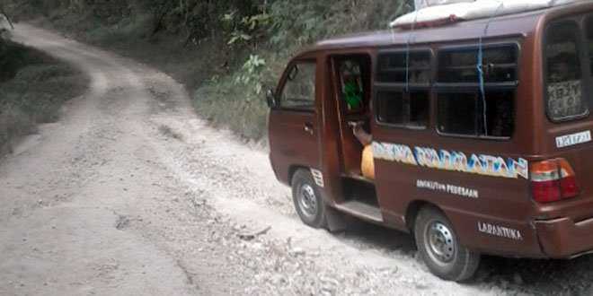 Jalan ini pernah di aspal tetapi rusak karena gempa 1992, sampai saat ini belum diperbaiki (foto: masankian)