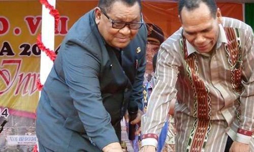 Klemens Meba dan Amon DJobo (foto: iwankamaleng)
