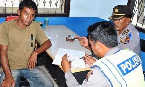Salah seorang sopir angkot di Sumbawa sedang diperiksa SIM-nya sebelum menjalani tes urine (foto: muhken)