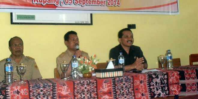 Camat Maulafa Corinus Tuan, SH (tegah ) dan Kepala BNPB NTT Drs Tini Thadeus (kiri) serta Lurah Bello Marthen Benu (kanan)- (foto:goristakene)