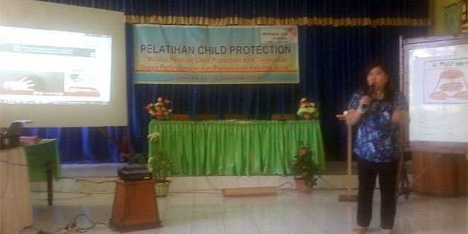 Hilda Rumambi sedang membawakan materi (foto: masankian)