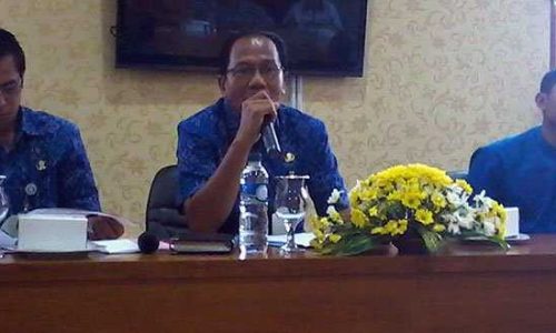 Nyoman Wijaya sedang memberikan penjelasan kepada wartwan terkait sirene gempa (foto: kresia)