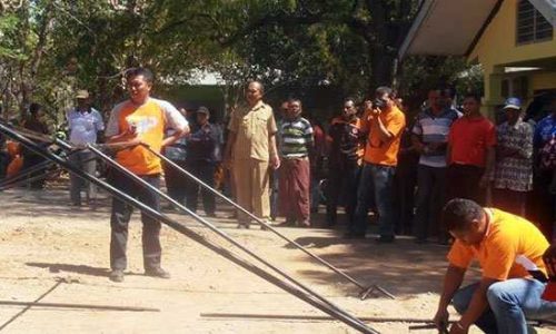 Praktek membangun tenda bagi warga yang terkena bencana. Dari Tagana Siaga Bencana BNPB NTT. (foto:goristakene)