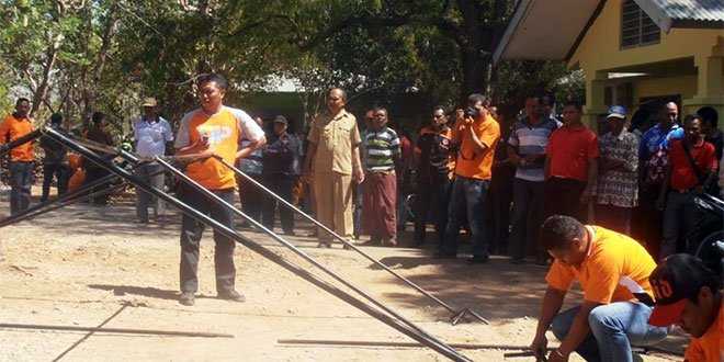 Praktek membangun tenda bagi warga yang terkena bencana. Dari Tagana Siaga Bencana BNPB NTT. (foto:goristakene)