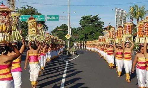 Wanita Bali sedang membawa Banten (ist)