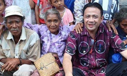 Yantje Sunur bersama masyarakat Lembata (ist)