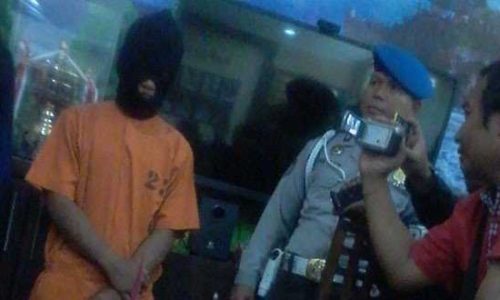 Pelaku saat ditangkap Polisi (foto: kresia)