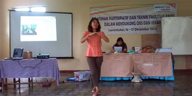 Salah satu pemateri dari WVI sedang memberikan materi (foto: masankian)