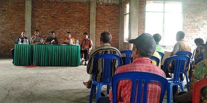 Kegiatan penyuluhan hukum di desa Jontona (foto:sandro)