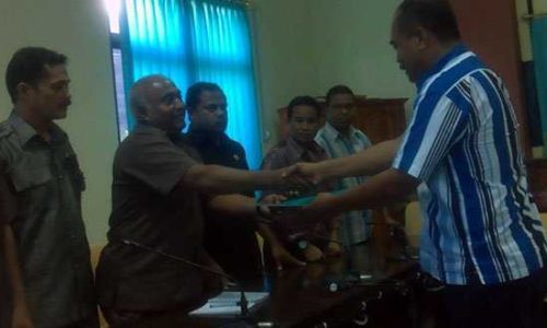Keluarga Korban saat menyerahkan dokumen ke DPRD NTT (foto: sandrowangak)