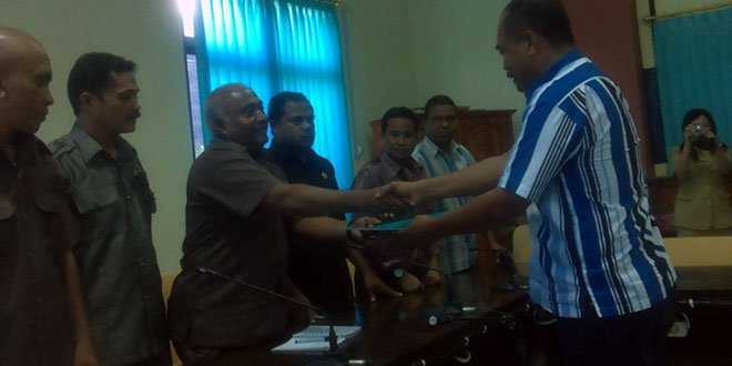 Keluarga Korban saat menyerahkan dokumen ke DPRD NTT (foto: sandrowangak)