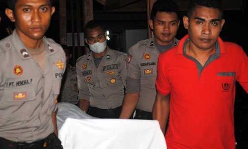 Gaspar Molan saat tiba di RSU Lewoleba untuk di otopsi, sekira Pkl.11.30 (foto: nobemaking)