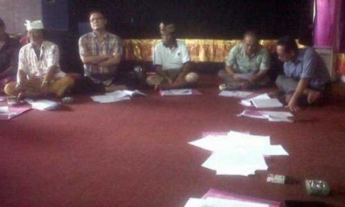 Nyoman Dhamantra bersama timnya saat berdiskusin di Dhamantra Center (foto: ng.karyadi)