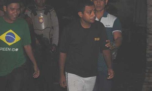 Kasat Reskrim Polres lembata, Arief Sadikin bersama Haryanto Sakbhan menggeladang Laurensius Laba alias Lori Lodan menuju ke Mobil Dalmas (foto: sandrowangak)