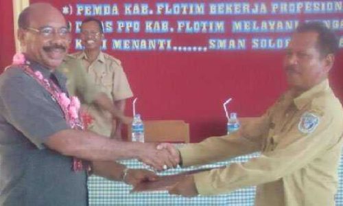 Penyerahan izin operasional SMA Swasta Solor Selatan (foto : Frans Hurint)