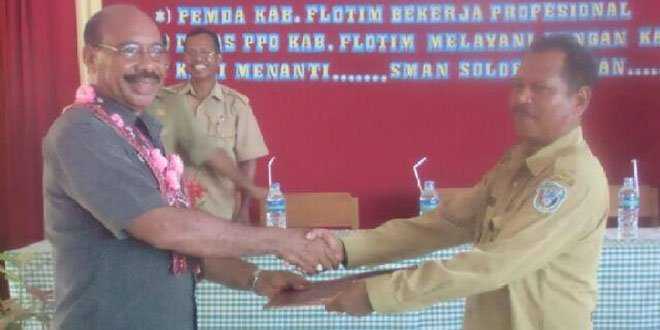 Penyerahan izin operasional SMA Swasta Solor Selatan (foto : Frans Hurint)