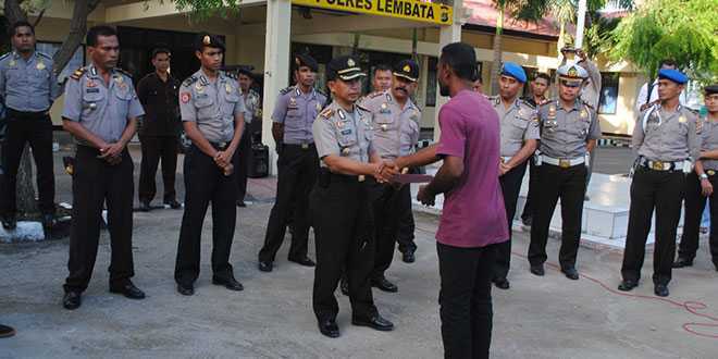 Perwakilan Keluarga Gaspar Molan dan Warga Jontona saat menyerahkan tuntutan kepada Kapolres Lembata (foto: sandrowangak)