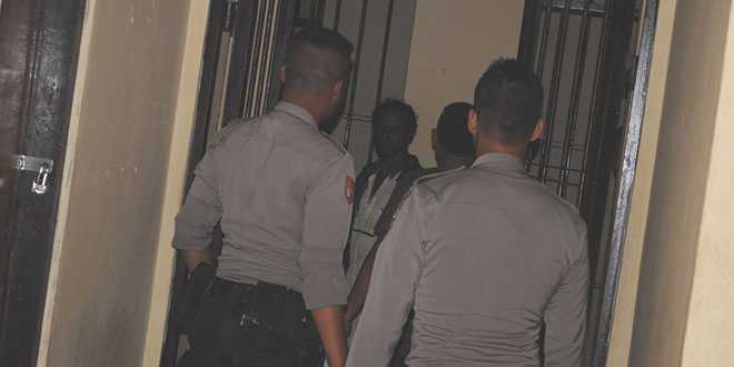 Yoseph Payong Lela Saat masuk ke sela tahanan Polres Lembata (foto: sandrowangak)