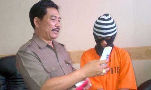 Pria yang berinisial TED yang ditangkap kepolisian Denpasar (foto: kresia)
