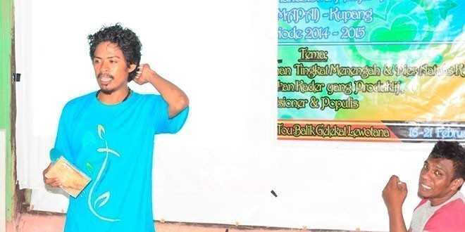 Manuael Alberto Maia, saat memberikan materi pelatihan kepada anggota LKTM AMMAPAI Kupang (foto: akoes)