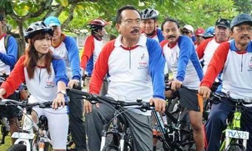 Wayan Geredeg (tengah) saat bersepeda santai. (ist)
