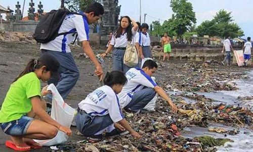 Sukarelawan membersihkan sampah di salah satu pantai di bali (ist)