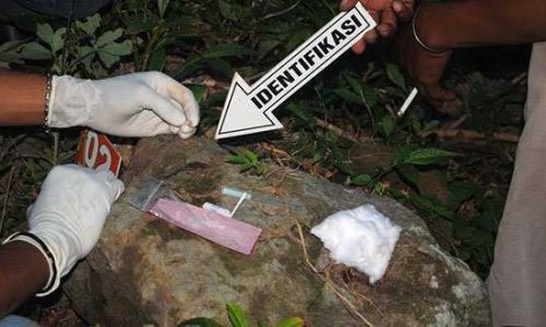 Polisi mengambil sample darah dari lokasi Kejadian dekat pondok Elias Kasa untuk dibawah ke Lab Forensik (foto: sandrowangak)