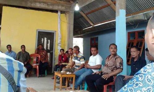 Para ketua Dewan Stasi se Paroki Bintang Laut Waipukang sedang membahas kejadian pelemparan gereja st. Mikhael Baopukang di pendopo Pastoran (foto: sandrowangak)