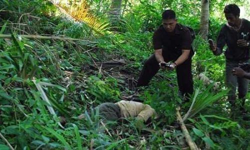 Jenasah Elias Kasa Lake saat berada TKP dan difoto oleh Kasa Reskrim Polres Lembata, Arif Sadikin (foto: kristomaking)