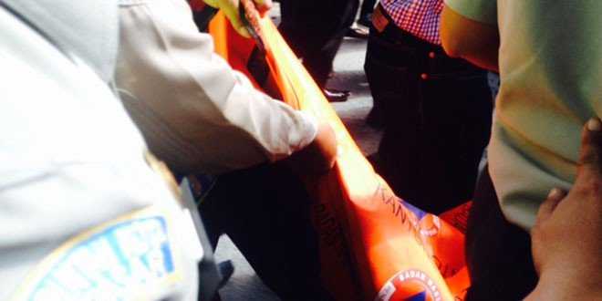 Jenasah Angeline saat dievakuasi (foto: kresia)