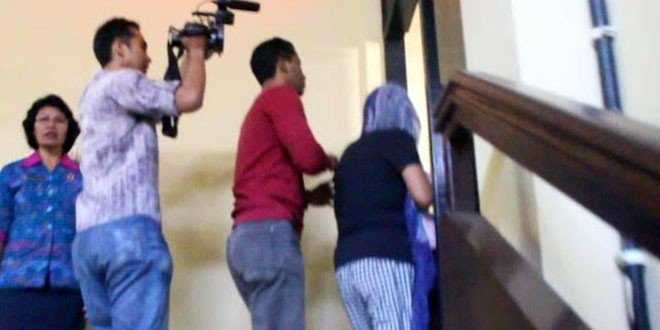 Margareth saaat Memasuki Ruang Riksa (foto: kresia)