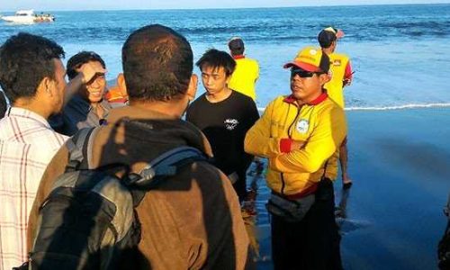 Tim Gabungan penyelamat lumba lumba (foto : kresia)