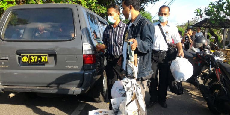 Tim Gabungan saat melakukan olah TKP di rumah Margareth (foto: kresia)