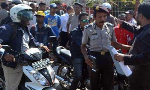 Aksi Demo KNPI Alor memanas saat di Kantor DPC PDIP Kalabahi (foto: kamaleng)