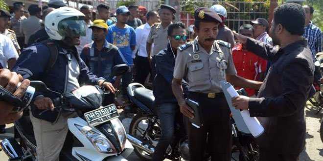 Aksi Demo KNPI Alor memanas saat di Kantor DPC PDIP Kalabahi (foto: kamaleng)