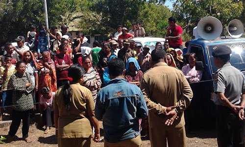 Aksi Masyarakat Desa Laranwutun Kecamagan Ile Ape, Lembata di depab kantor camat setempat (foto: sandrowangak)