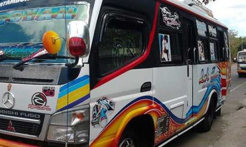 Beberapa Bus atau Angkutan Kota Dalam Propinsi Atambua Kupang yang dihias indah dan full musuknya (foto: sandrowangak)
