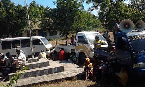 Masyarakat Laranwutun, Kecamatan Ile Ape Lembata menunggu kehadiran camat Ile Ape dihalaman kantor camat setempat (foto:balawangak)