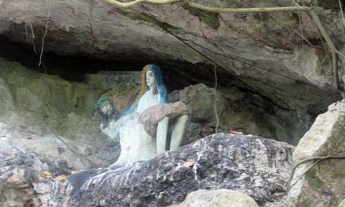 Patung Bunda Maria dalam gua Watujong (foto: jeremiaspaun)