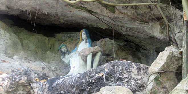 Patung Bunda Maria dalam gua Watujong (foto: jeremiaspaun)