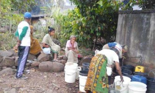 Warga Painapang sedang mengantri air untuk kebutuhan (foto: TdanMruron)