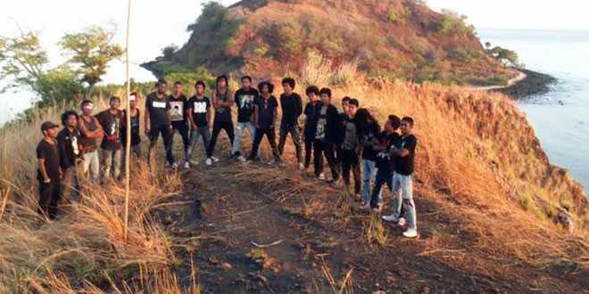 Anak Jalanan Sandosi mengibarkan merah putih di Bani-Sandosi (foto: kirimang’rock)