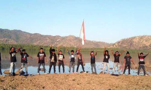 Anak Jalanan Sandosi mengibarkan merah putih di Bani-Sandosi (foto: kirimang’rock)