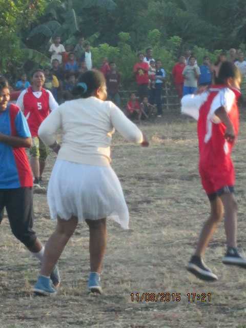 Bola Dangdut ibu ibu PKK Waibao, dalam rangk HUT RI 70 (foto: thobias ruro)