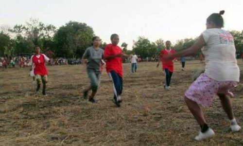 Bola Dangdut ibu ibu PKK Waibao, dalam rangk HUT RI 70 (foto: thobias ruro)