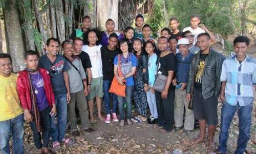 Dewan Juri foto bersama siswa SMAN 1 Adonara Barat (foto: masankian)