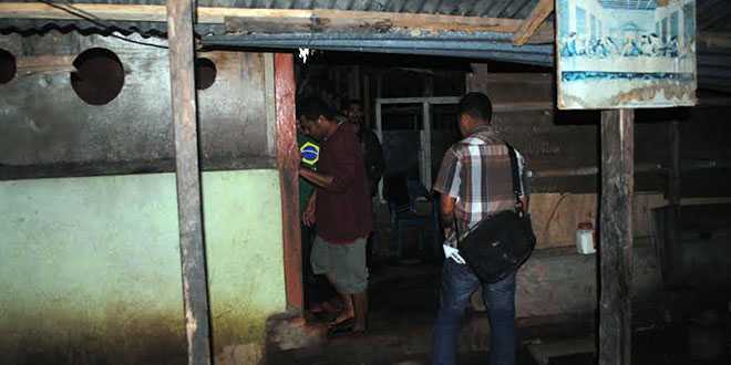 Feliks Sele (Switer merah, celana pendek) saat ditangkap di rumah mertuanya, Stefanus Lodan di Desa Jontona, 7 Februari 2015 silam. (foto: sandrowangak)