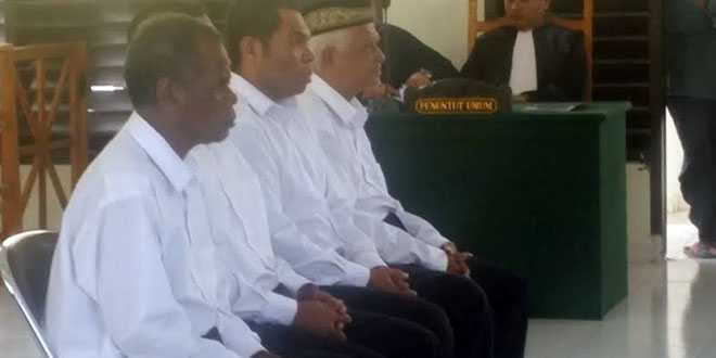 Para terdakwa Kasus Pembunuhan Linus Notan saat mengikuti sidang di PN Lewoleba (foto: vinsen kerong)