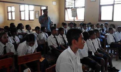 Peserta MOS Sekolah Menengah Pertama (SMP) Negeri Satu Atap Riangpuho saat sedang mendengarkan materi tentang juralistik (foto: ist)