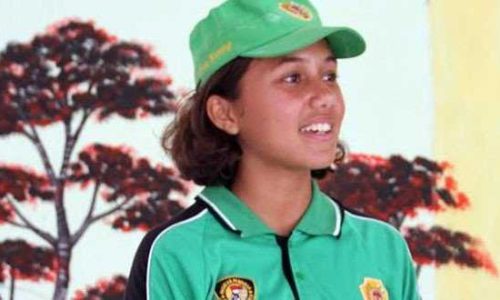 Rosanna Voss, gadis blasteran jerman-indo yang mengibarkan bendera merah putih di HUT RI bertepatan dengan hari ulang tahunnya. (foto: nusbaitanu)